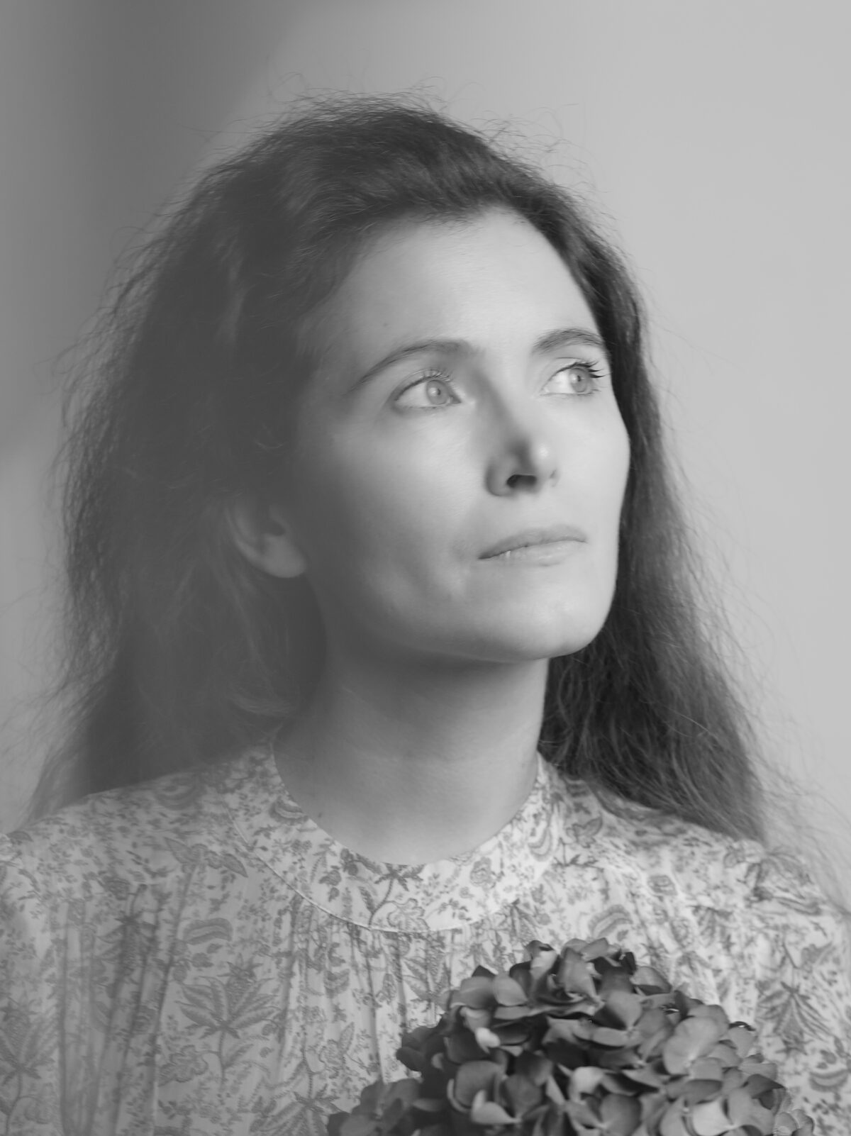 Marion Doncoeur, portrait aux fleurs